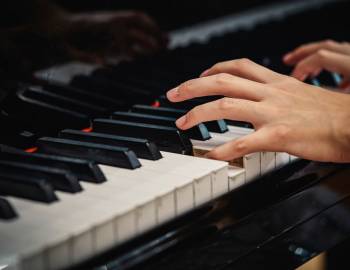 A person playing a piano at one of Hilton Head Island's dueling piano events